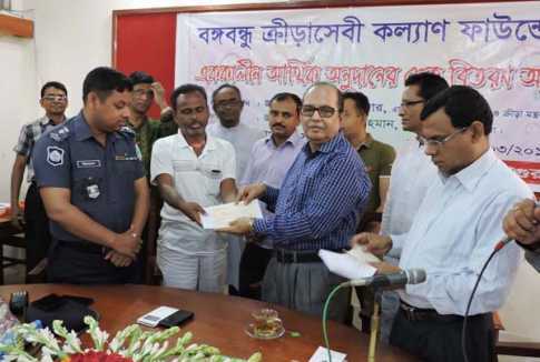 ১৪ অসচ্ছল ফুটবলারকে আর্থিক সহায়তা